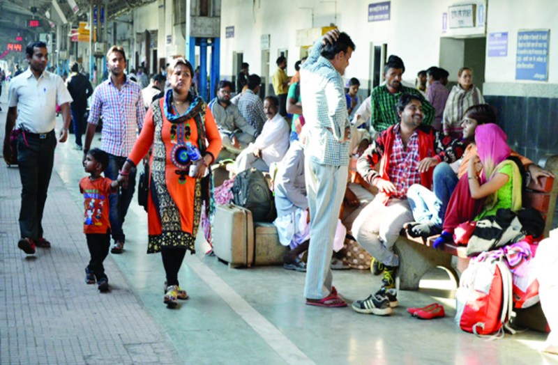 बिना रूके धड़धड़ाते हुए निकल गई साउथ बिहार एक्सप्रेस, रुकने के इंतजार में देखते रह गए दर्जनों यात्री