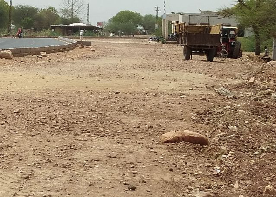 Land of Government buildings in the grip of Mandi road