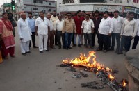 टीपी नगर चौक पर कांग्रेसियों ने अमित शाह का फूंका पुतला, नारेबाजी करते हुए कालेधन को सफेद करने का लगाया आरोप, पढि़ए खबर...