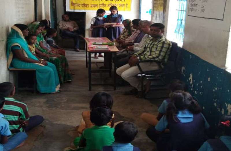 पोंच में नवप्रवेशी बच्चों को बांटी गई किताबें व गालों पर गुलाल लगाकर मनाया गया प्रवेशोत्सव