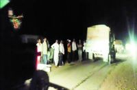  निकलती बजरी की ट्रॉलियां। 