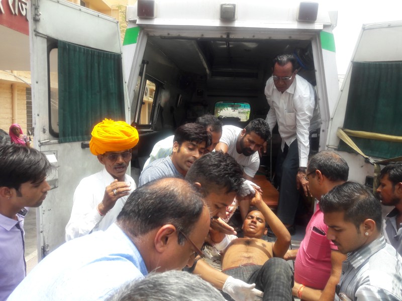 ट्रक की टक्कर से कार सवार पांच घायल