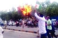 नोटबंदी के विरोध में कांग्रेसियों ने अमित शाह का किया पुतला दहन, नारेबाजी करते हुए काले धन को सफेद करने लगाया आरोप