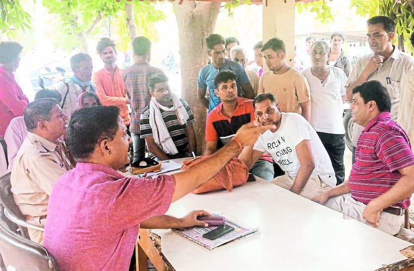 दर्ज कराने गए चिकित्सक व अन्य।