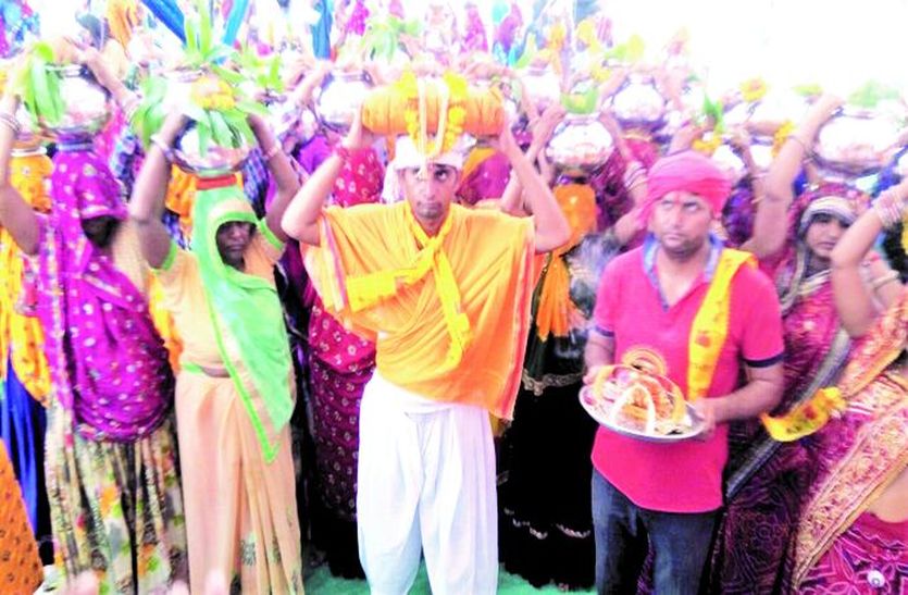 पूर्व निकाली कलश यात्रा।