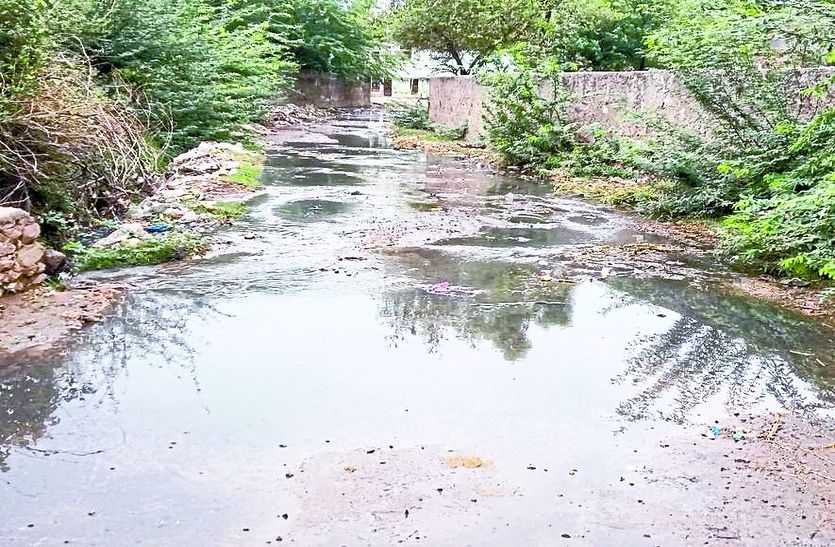 बाद बीच रास्ते में बहता पानी।