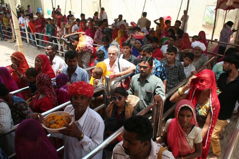 माता राणी भटियाणी मंदिर में श्रद्धालुओं की लगी कतारें