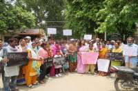 महिला कलाकारों से रेप की घटना को लेकर झारखंड से काशी तक गुस्सा