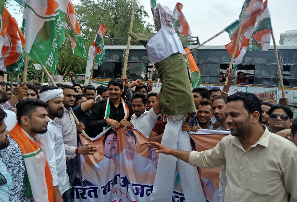 Congress workers suffering of people took up the performance