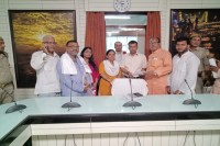 कमिश्नर से मिलते कांग्रेसजन