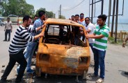 प्रशासनिक उदासीनता से तंग आकर युवाओं ने खुद हटाया गिरा हुआ होर्डिंग और जलकर खाक हुई कार