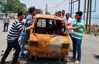 प्रशासनिक उदासीनता से तंग आकर युवाओं ने खुद हटाया गिरा हुआ होर्डिंग और जलकर खाक हुई कार