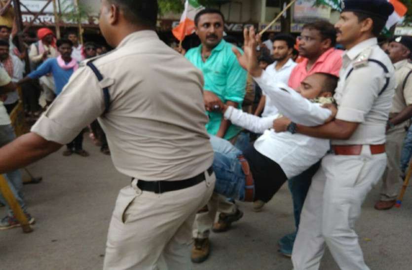 कवर्धा में कांग्रेस कार्यकर्ताओं ने किया हंगामा, पुलिस से झूमाझटकी के बाद 50
गिरफ्तार