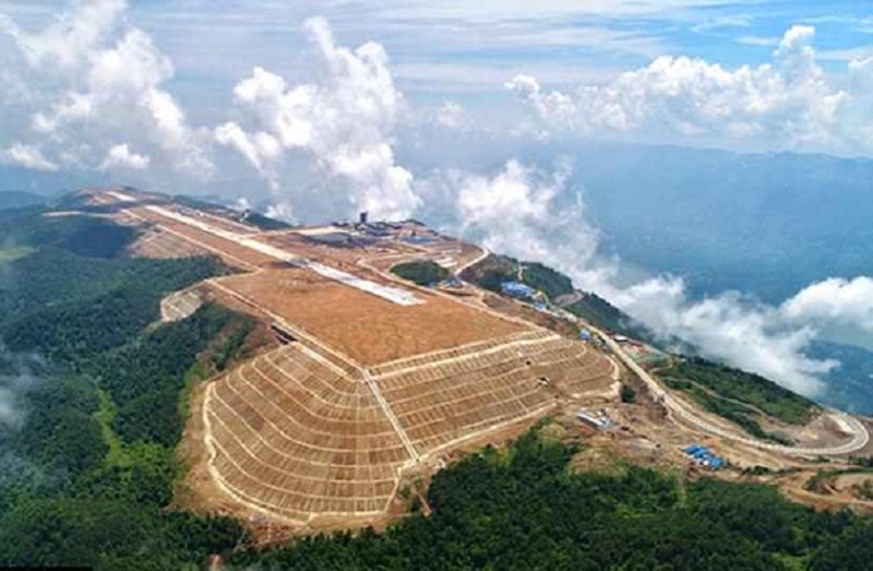 Chinese workers building an airport at 5900 ft height