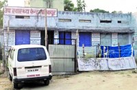 इससे मानिकपुर के लोगों में नाराजगी