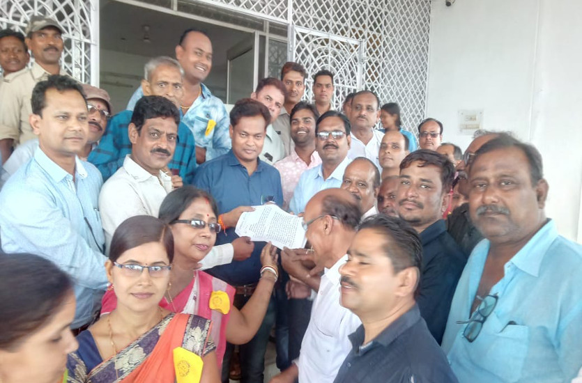 लंबित मांगों को पूर्ण किए जाने के लिए कचहरी चौक में धरना