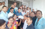 लंबित मांगों को पूर्ण किए जाने के लिए कचहरी चौक में धरना