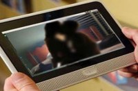 नहा रही महिला का पड़ोसी युवक चोरी से बनाने लगा अश्लील वीडियो, देखने पर...