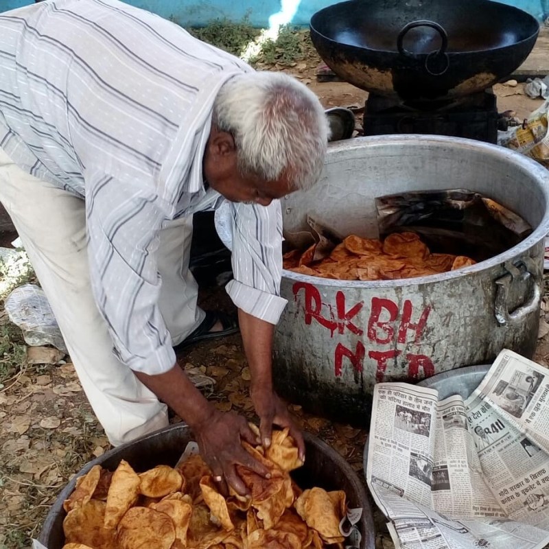 story of auto driver, feeding food to poor people, nathdwara, udaipur