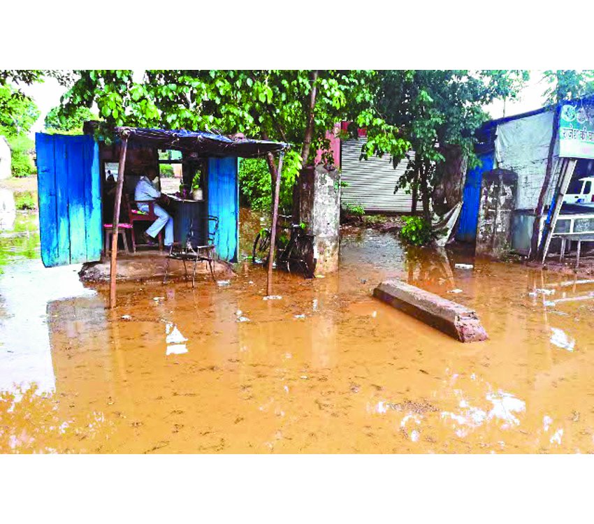 बारिश से कॉलोनियों की सड़कों, निचली बस्तियों के घरों में भरा पानी