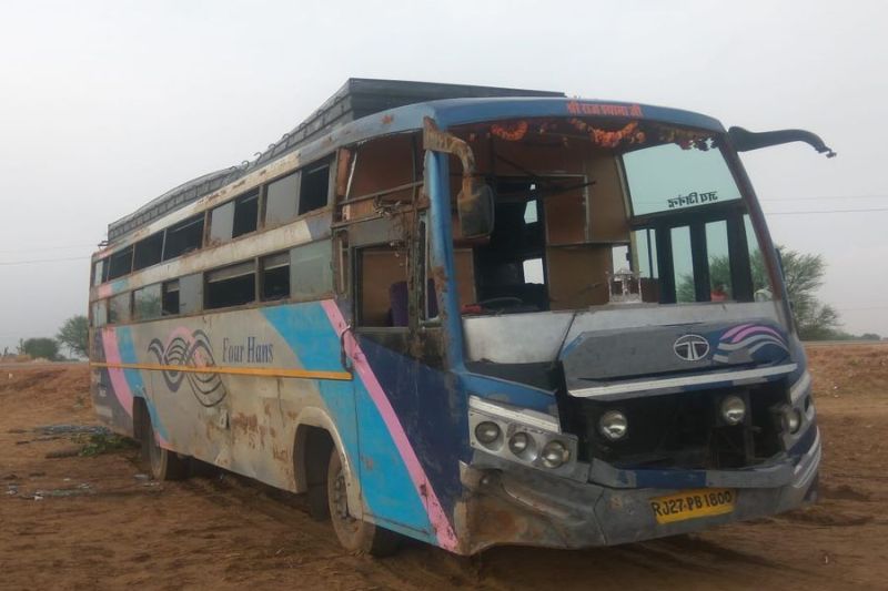 चालक को झपकी लगी, बस पलटी, डेढ़ दर्जन घायल