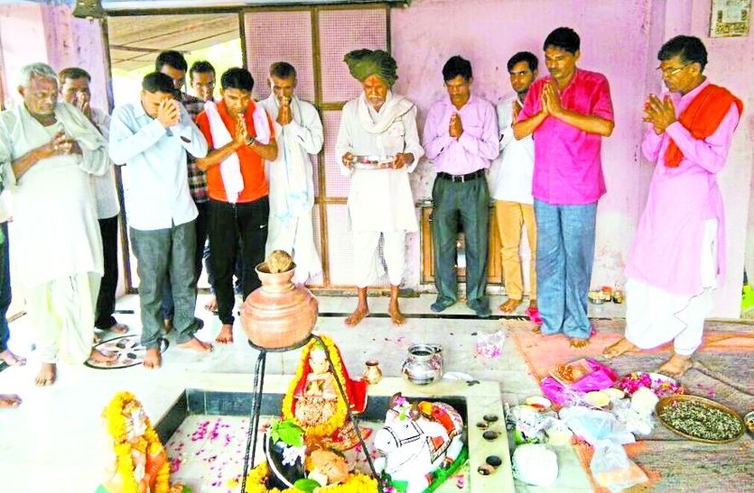 मूर्ति एवं उपस्थित ग्रामीण।