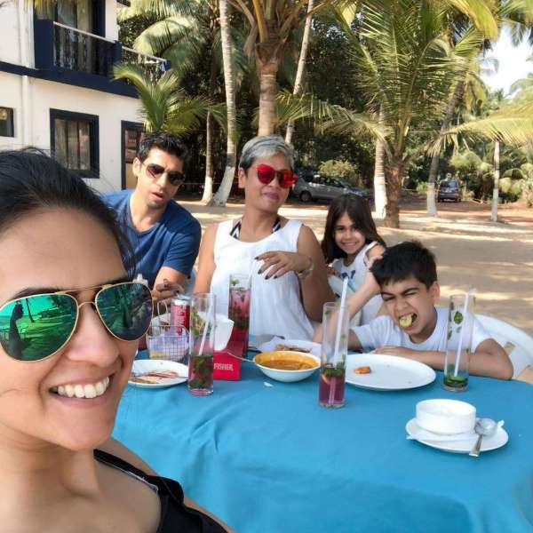 आपको बता दें अभी रुश्मा बीमार हैं और उन्होंने अपने सोशल अकॉउंट से एक तस्वीर साझा की हैं जिसके बाद से ही फैंस उनके लिए दुआ कर रहें हैं ।