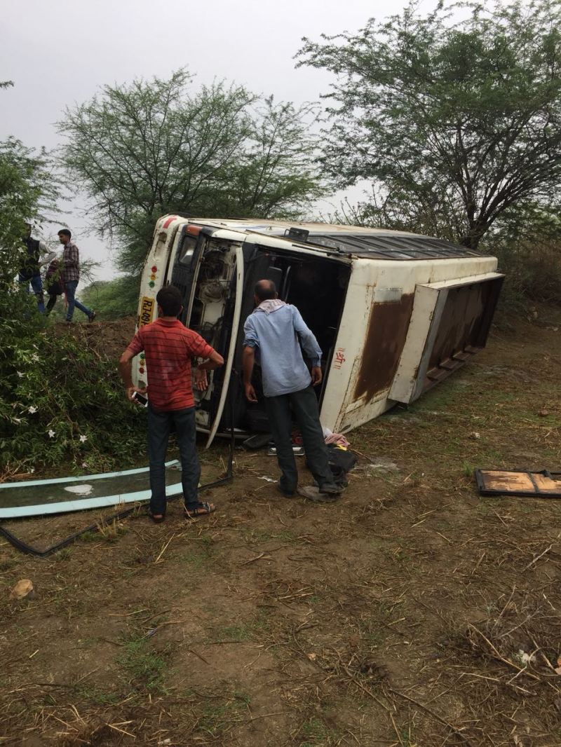mini bus accident in vallabhnagar udaipur