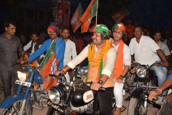 भाजयुमों प्रदेश अध्यक्ष ने शहर में निकाली  बाइक रैली, देखें तस्वीरें