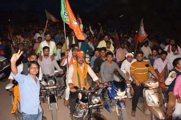 भाजयुमों प्रदेश अध्यक्ष ने शहर में निकाली बाईक रैली, देखें इनका जलवा