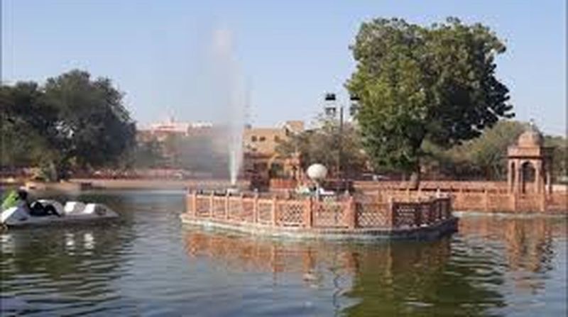 Flowers on the streets, waterfall in the park