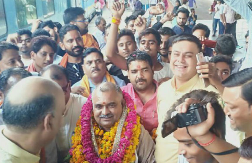 तोगड़िया से घबराए विश्व हिन्दू परिषद के क्षेत्रीय संगठन मंत्री ने आगरा में डेरा डाला, देखें वीडियो
