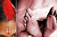 हाथ की मेहंदी छूटी नहीं, धुला मांग का सिंदूर