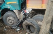 टायर दुकान में छाल की ओर से आ रही बेकाबू ट्रक घुसी, संचालक और पुत्र की दर्दनाक मौत, पंचर बनवाने आए दो लोग घायल