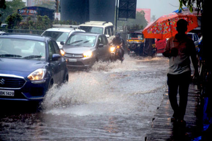 सावधान! गाड़ी से बारिश का पानी उछाला तो कहीं आपके साथ भी न हो जाए ऐसी घटना