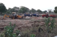 रेत माफिया बिना किसी खौफ के हसदेव नदी का सीना कर रहे छलनी, अधिक दाम में खपाने रेत को यहां किया जा रहा डंप