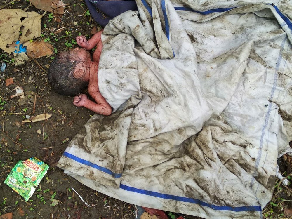 New born baby girl found in dustbin in pawai panna