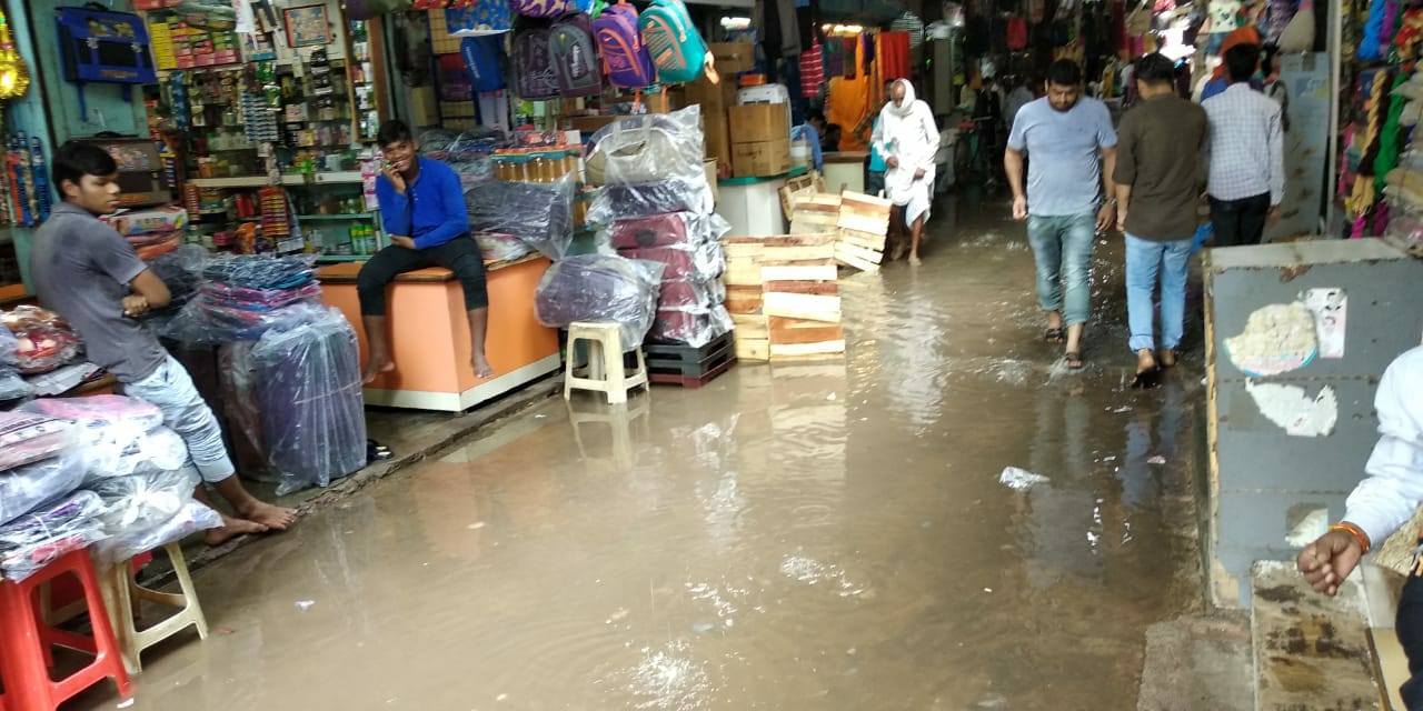 In the half-an-hour rains, the water of the drains came to the road, news in hindi, mp news, dabra news