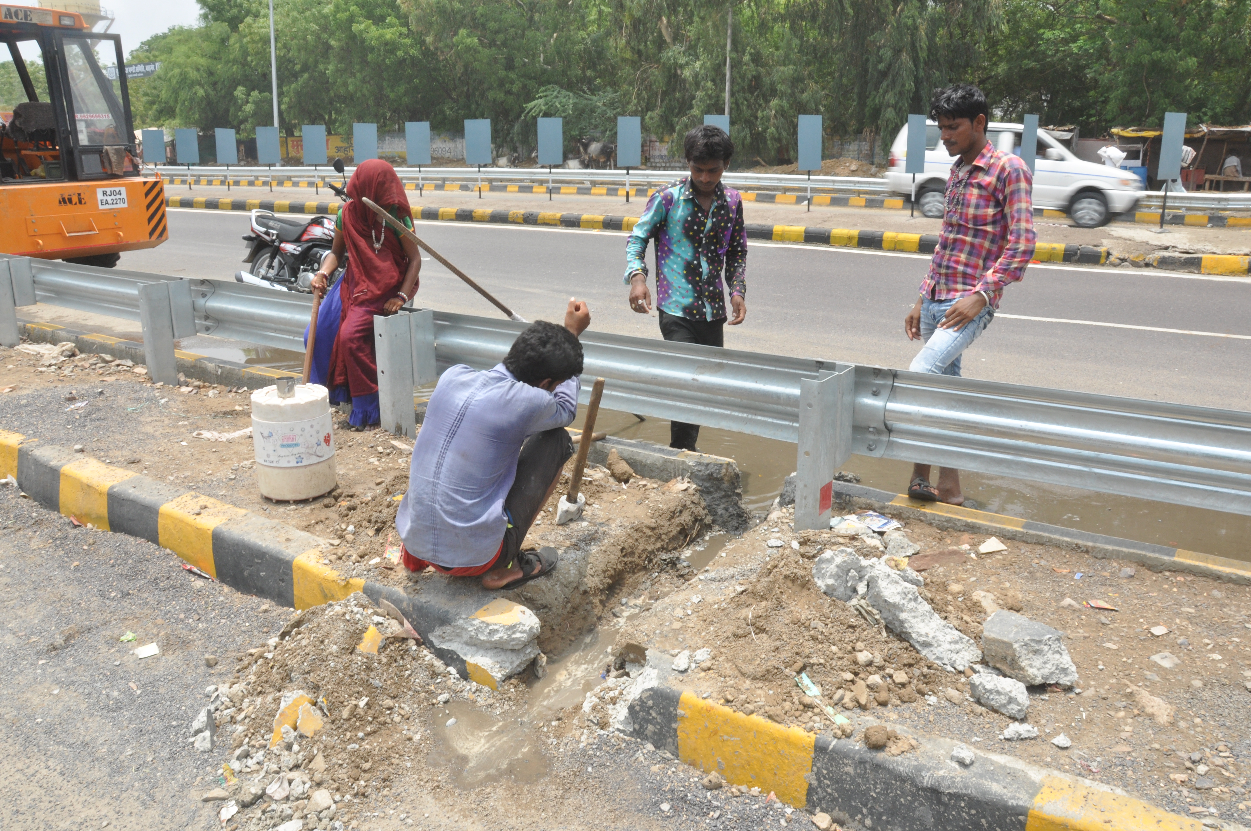 Highway construction pole open in rainy season