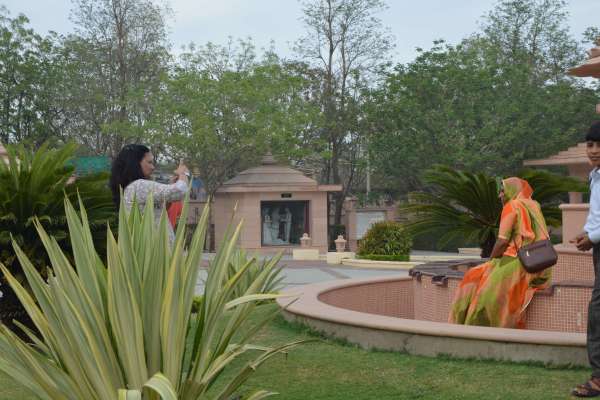 beautiful pics of tourists who is clicking photos on tourist place