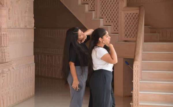 beautiful pics of tourists who is clicking photos on tourist place