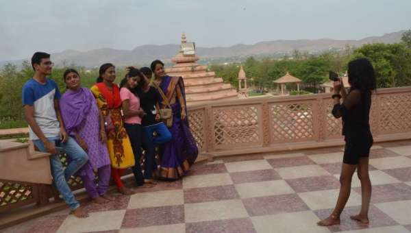 beautiful pics of tourists who is clicking photos on tourist place