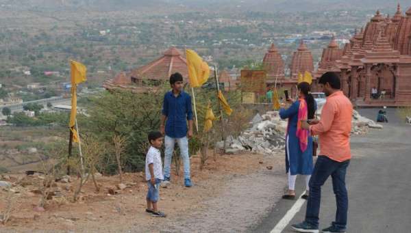 beautiful pics of tourists who is clicking photos on tourist place