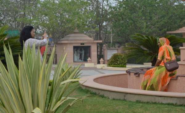 beautiful pics of tourists who is clicking photos on tourist place