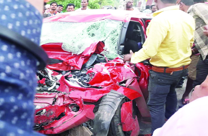 ट्रक की ठोकर से स्वीफ्ट कार के परखच्चे उड़े, कार में सवार दो लोगों की दर्दनाक मौत