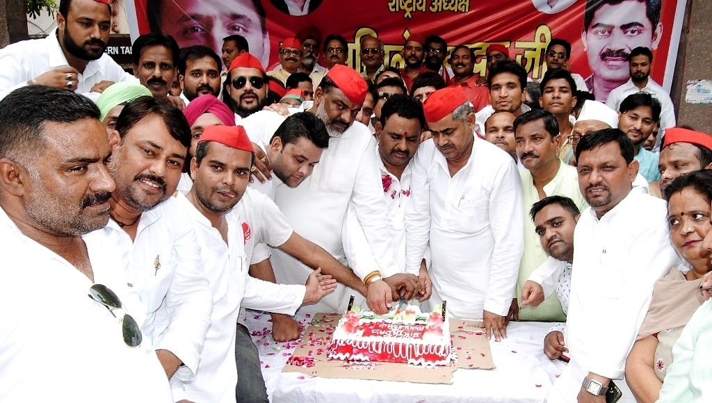 akhilesh yadav birthday celebration in samajwadi party officer kanpur