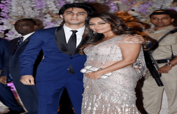 हूबहू पापा शाहरुख की तरह दिखने लगे हैं आर्यन, तस्वीरें देख हो जाएगा यकीन