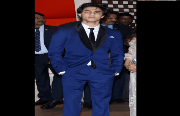 हूबहू पापा शाहरुख की तरह दिखने लगे हैं आर्यन, तस्वीरें देख हो जाएगा यकीन