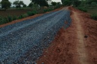 राहगीरों को गिरने के लिए ठेकेदार ने गिट्टी डालकर छोड़ा, जनपद पंचायत अध्यक्ष ने इनको लिखा पत्र