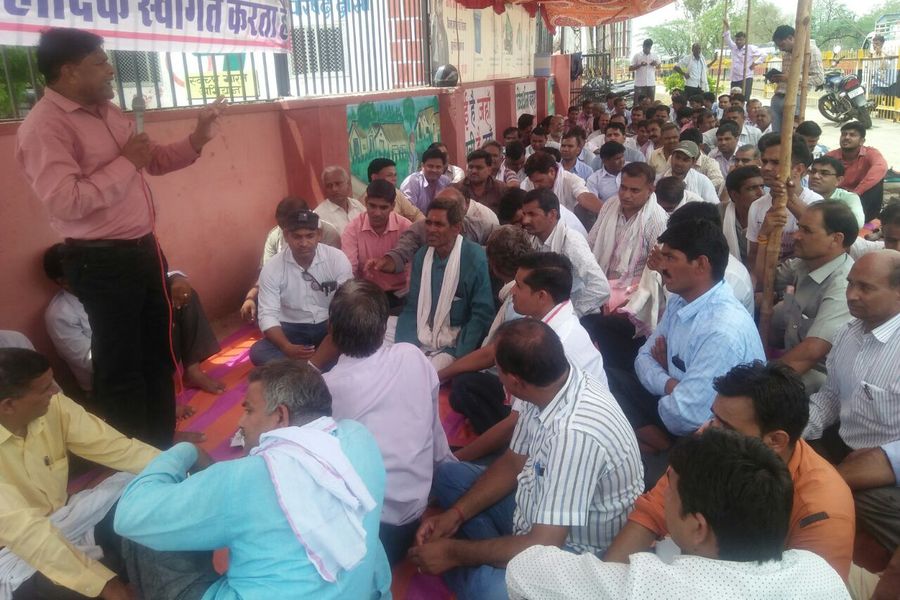 कलक्टर व तहसीलदार के विरोध में उतरे पटवारी-गिरदावर